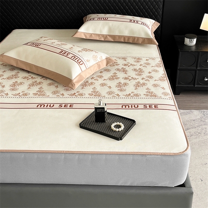 91家纺网 家纺一手货源 找家纺 三味舒屋 2025新款凉感抗菌防螨印花冰丝养生席手绘系列床笠款【简欧】  慕斯咖