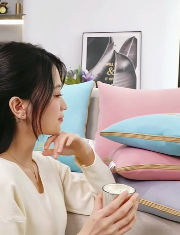 91家纺网 家纺一手货源 找家纺 照世 2024新款凉感丝轻奢抱枕被 樱花粉