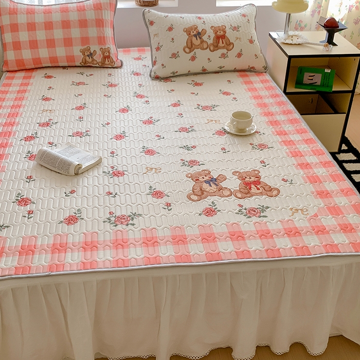 91家纺网 家纺一手货源 找家纺 顾里家纺 顾里家纺 2024新款凉感丝数码印花INS风大版凉席三件套 格子花熊