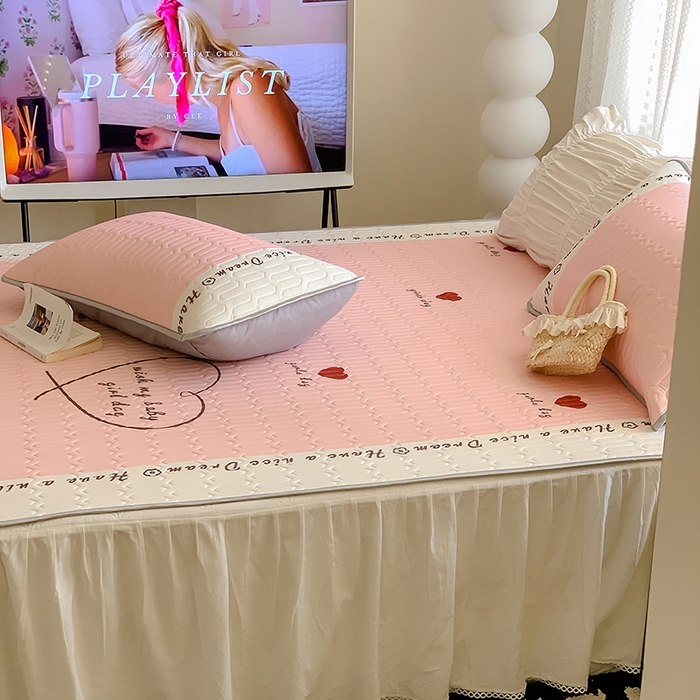 91家纺网 家纺一手货源 找家纺 顾里家纺 顾里家纺 2024新款凉感丝数码印花INS风大版凉席三件套 字母爱心