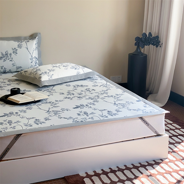 91家纺网 家纺一手货源 找家纺 三味舒屋 2026新款凉感抗菌防螨印花冰丝养生席手绘系列【花卉】床席款 枝晓蓝