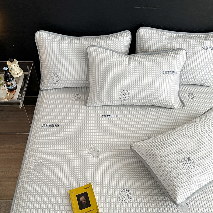 91家纺网 家纺一手货源 找家纺 2024 新款A类立体提花冰豆豆凉感抗菌凉席床笠款 小草莓蓝灰