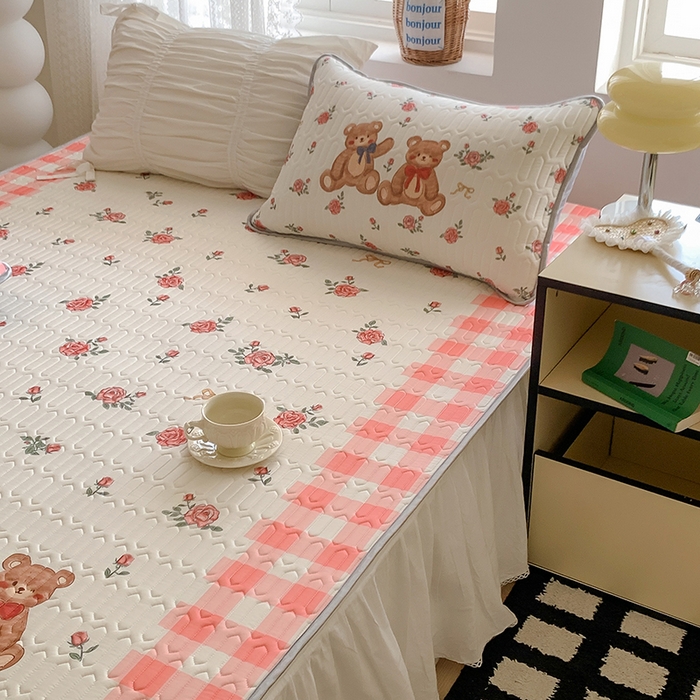 91家纺网 家纺一手货源 找家纺 顾里家纺 顾里家纺 2024新款凉感丝数码印花INS风大版凉席三件套 格子花熊