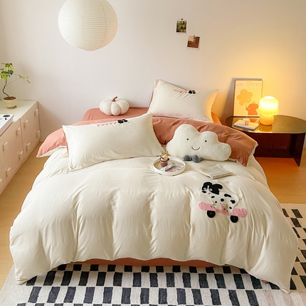 91家纺网 家纺一手货源 找家纺 铭宣家居 2024新款韩式水洗棉毛巾绣四件套 滑板狗-米白拼咖