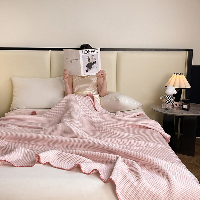 91家纺网 家纺一手货源 找家纺 伊被源 2024新款A类华夫格凉感丝盖毯点点夏被 元气粉