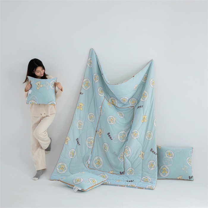 91家纺网 家纺一手货源 找家纺 照世 2025新款凉感丝印花抱枕被 可爱熊