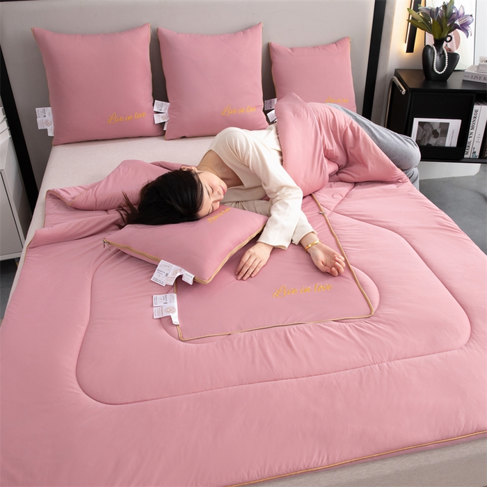 91家纺网 家纺一手货源 找家纺 照世 2024新款凉感丝轻奢抱枕被 樱花粉