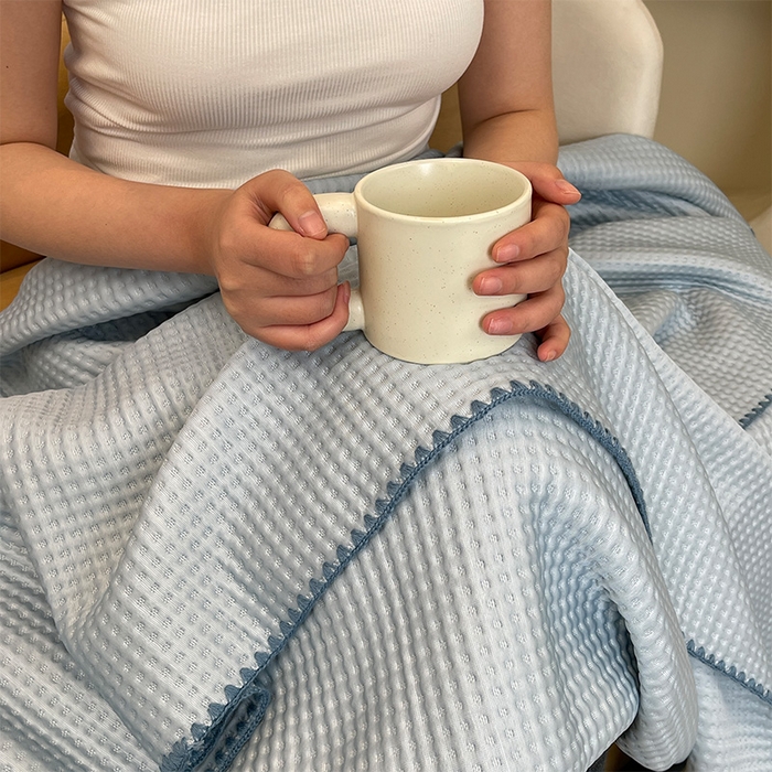 91家纺网 家纺一手货源 找家纺 伊被源 2024新款A类华夫格凉感丝盖毯点点夏被 天空蓝