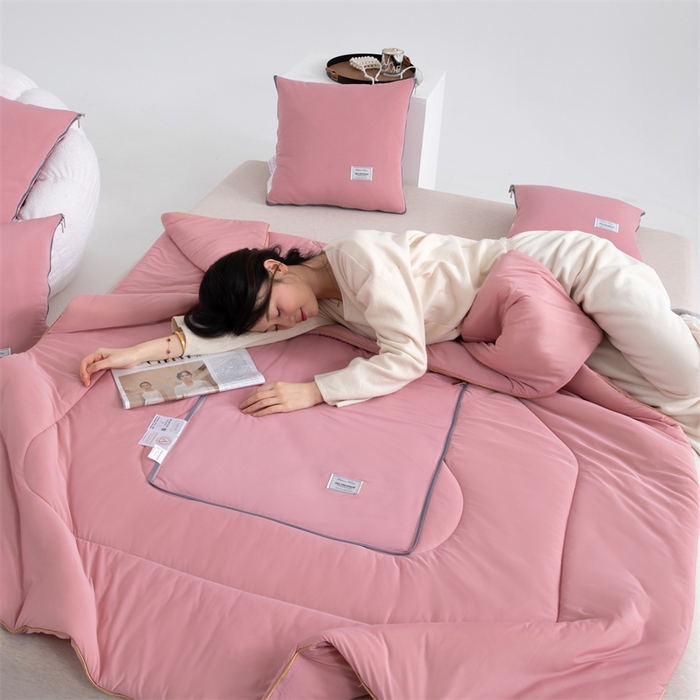 91家纺网 家纺一手货源 找家纺 照世 2024新款凉感丝贴布绣抱枕被 樱花粉