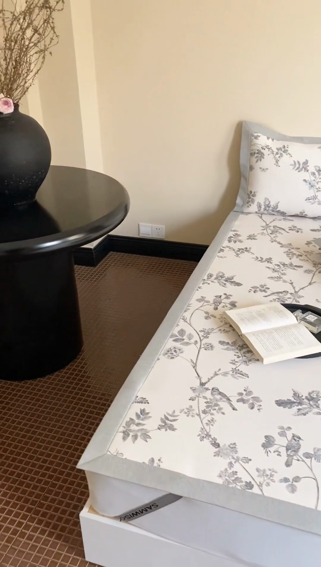 91家纺网 家纺一手货源 找家纺 三味舒屋 2026新款凉感抗菌防螨印花冰丝养生席手绘系列【花卉】床席款 枝晓米