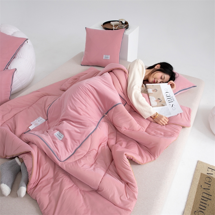 91家纺网 家纺一手货源 找家纺 照世 2024新款凉感丝贴布绣抱枕被 樱花粉