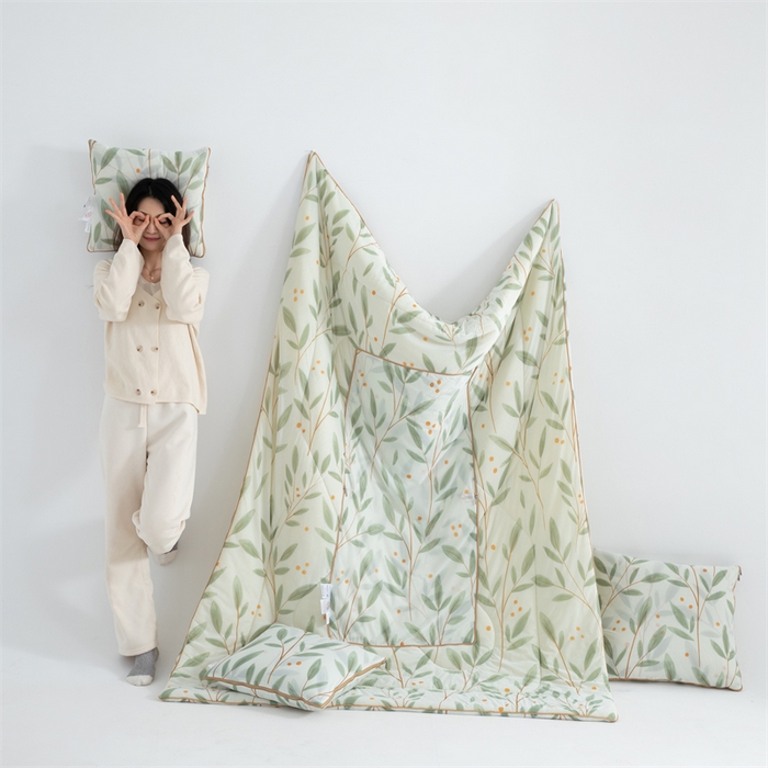 91家纺网 家纺一手货源 找家纺 照世 2025新款凉感丝印花抱枕被 花枝蔓