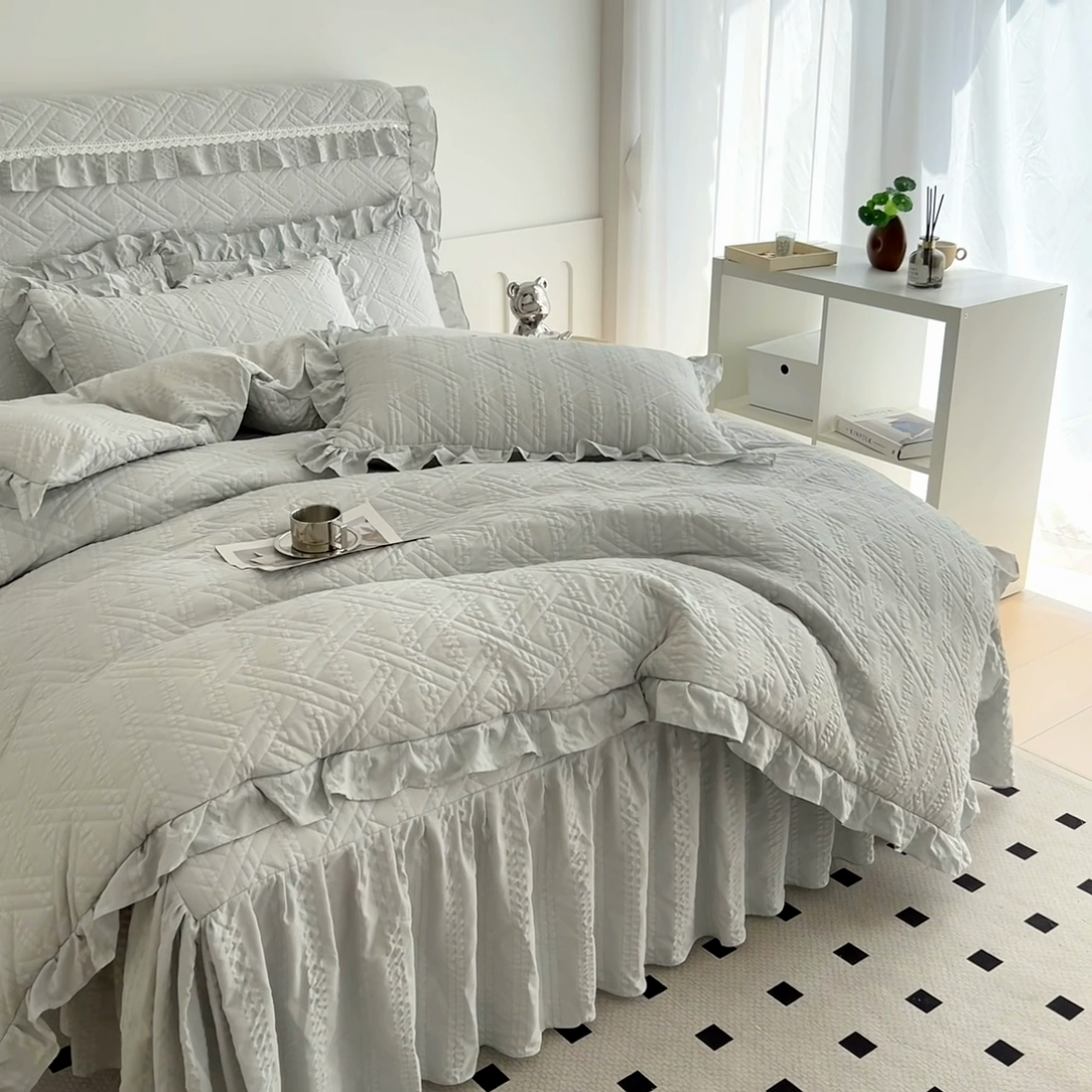 91家纺网 家纺一手货源 找家纺 十个点 2024新款亲肤水洗泡泡棉夹棉绗缝床裙款单品及套件 银灰