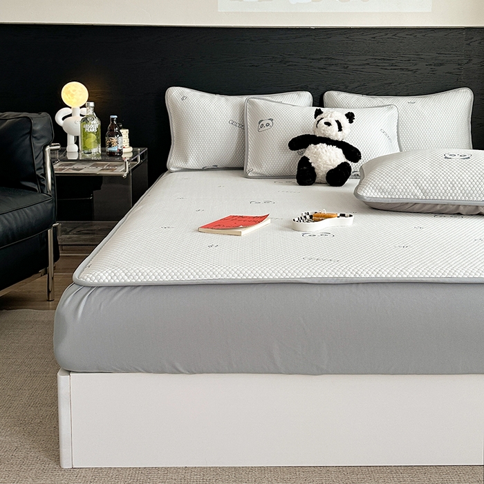 91家纺网 家纺一手货源 找家纺 2024 新款A类立体提花冰豆豆凉感抗菌凉席床笠款 熊猫蓝灰