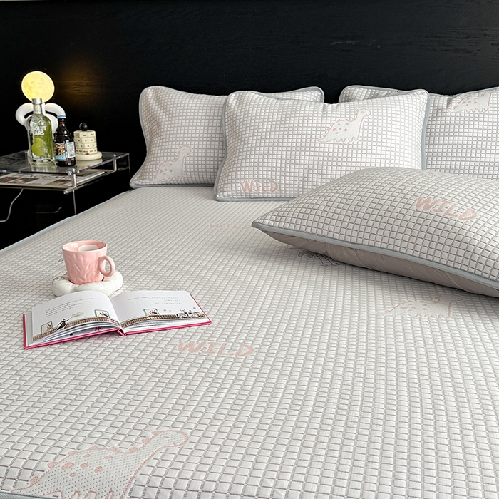 91家纺网 家纺一手货源 找家纺 2024 新款A类立体提花冰豆豆凉感抗菌凉席床笠款 恐龙粉紫