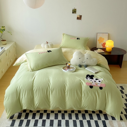 91家纺网 家纺一手货源 找家纺 铭宣家居 2024新款韩式水洗棉毛巾绣四件套 滑板狗-浅绿拼米黄