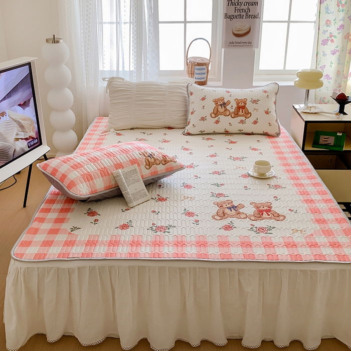 91家纺网 家纺一手货源 找家纺 顾里家纺 顾里家纺 2024新款凉感丝数码印花INS风大版凉席三件套 格子花熊