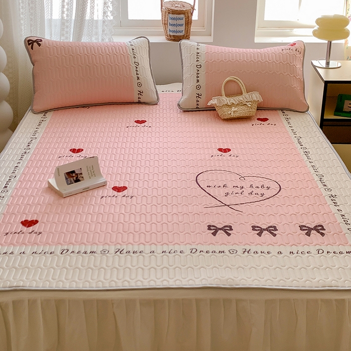 91家纺网 家纺一手货源 找家纺 顾里家纺 顾里家纺 2024新款凉感丝数码印花INS风大版凉席三件套 字母爱心