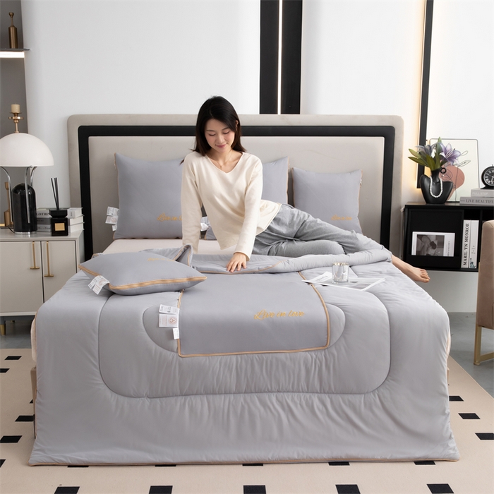 91家纺网 家纺一手货源 找家纺 照世 2024新款凉感丝轻奢抱枕被 天空灰