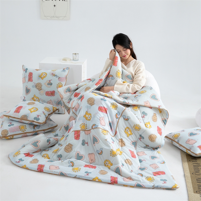 91家纺网 家纺一手货源 找家纺 照世 2025新款凉感丝印花抱枕被 动物园