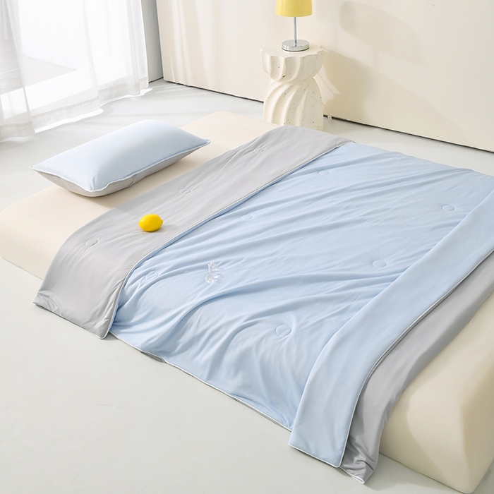 91家纺网 家纺一手货源 找家纺 彩烨 2025纯色凉感丝夏被冰淇淋夏凉被素色空调被学生 【极光蓝灰】