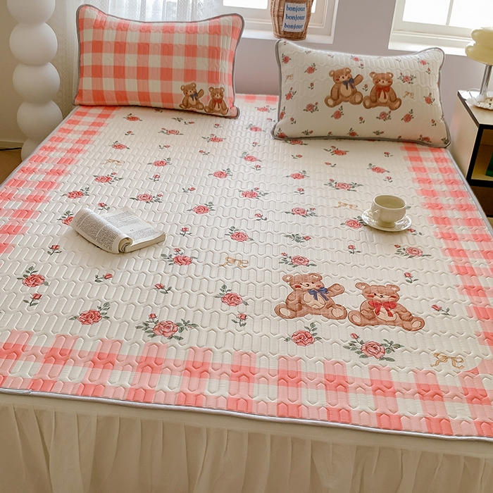 91家纺网 家纺一手货源 找家纺 顾里家纺 顾里家纺 2024新款凉感丝数码印花INS风大版凉席三件套 格子花熊