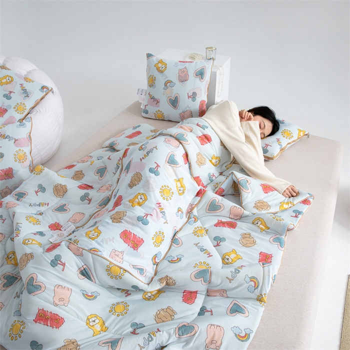 91家纺网 家纺一手货源 找家纺 照世 2025新款凉感丝印花抱枕被 动物园