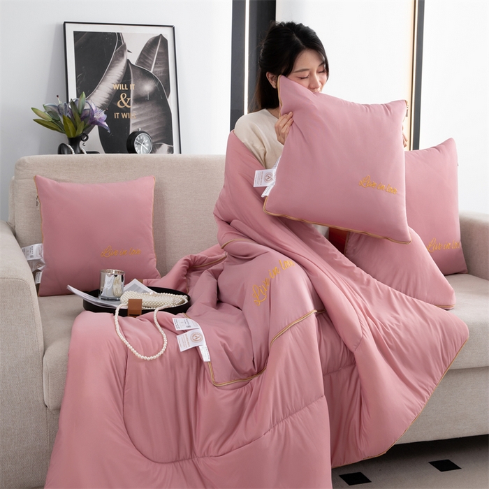 91家纺网 家纺一手货源 找家纺 照世 2024新款凉感丝轻奢抱枕被 樱花粉