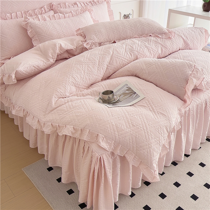 91家纺网 家纺一手货源 找家纺 十个点 2024新款亲肤水洗泡泡棉夹棉绗缝床裙款单品及套件 玉粉