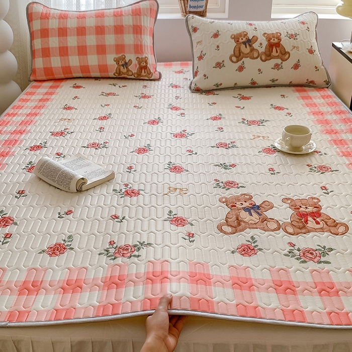 91家纺网 家纺一手货源 找家纺 顾里家纺 顾里家纺 2024新款凉感丝数码印花INS风大版凉席三件套 格子花熊