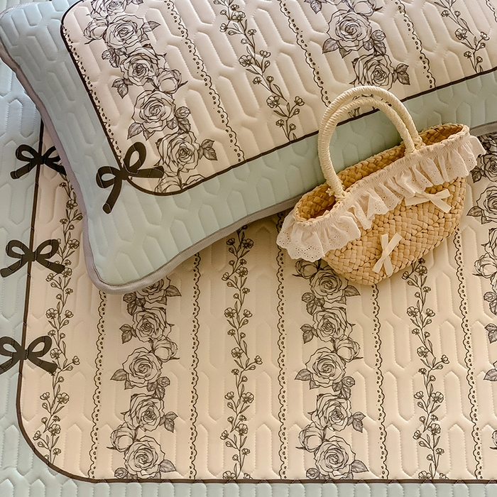 91家纺网 家纺一手货源 找家纺 顾里家纺 顾里家纺 2024新款凉感丝数码印花INS风大版凉席三件套 国风花朵蓝