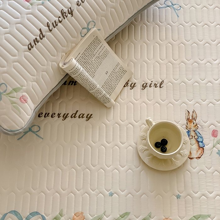 91家纺网 家纺一手货源 找家纺 顾里家纺 顾里家纺 2024新款凉感丝数码印花INS风大版凉席三件套 彼得兔