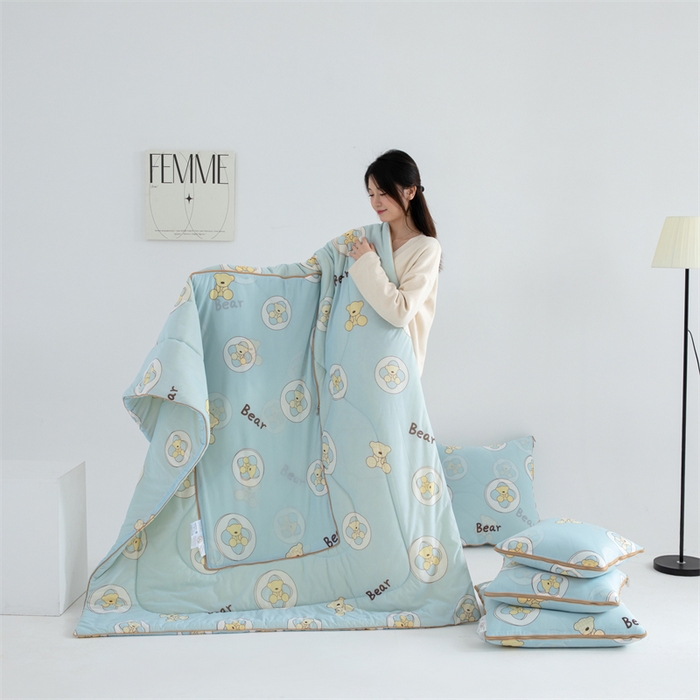 91家纺网 家纺一手货源 找家纺 照世 2025新款凉感丝印花抱枕被 可爱熊