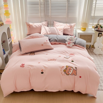 91家纺网 家纺一手货源 找家纺 恋佳居 2025新款时尚亲肤小清新水洗棉毛巾绣四件套 小龙宝粉色