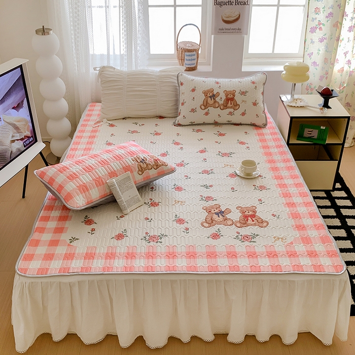 91家纺网 家纺一手货源 找家纺 顾里家纺 顾里家纺 2024新款凉感丝数码印花INS风大版凉席三件套 格子花熊