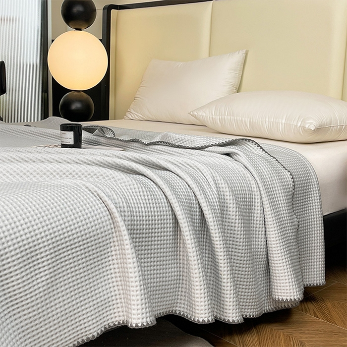 91家纺网 家纺一手货源 找家纺 伊被源 2024新款A类华夫格凉感丝盖毯点点夏被 气质灰