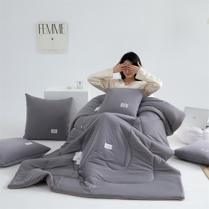 91家纺网 家纺一手货源 找家纺 照世 2024新款凉感丝贴布绣抱枕被 深灰色