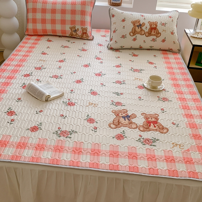 91家纺网 家纺一手货源 找家纺 顾里家纺 顾里家纺 2024新款凉感丝数码印花INS风大版凉席三件套 格子花熊