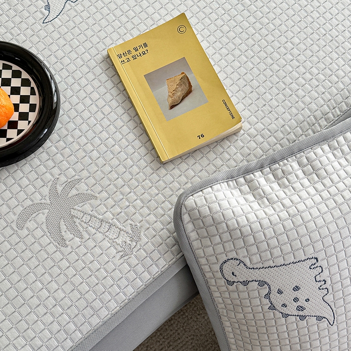 91家纺网 家纺一手货源 找家纺 2024 新款A类立体提花冰豆豆凉感抗菌凉席床笠款 恐龙蓝灰