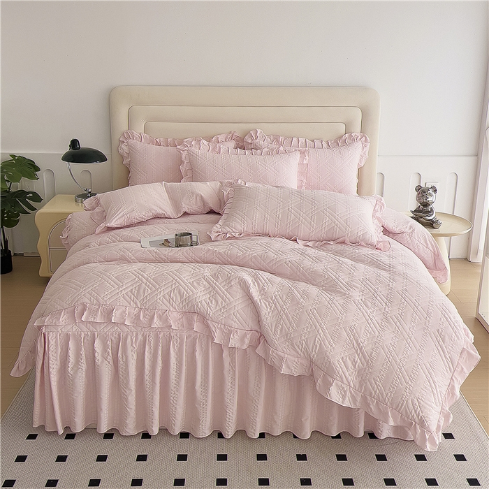 91家纺网 家纺一手货源 找家纺 十个点 2024新款亲肤水洗泡泡棉夹棉绗缝床裙款单品及套件 玉粉