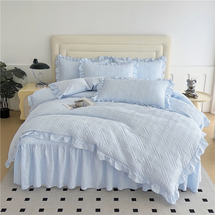 91家纺网 家纺一手货源 找家纺 十个点 2024新款亲肤水洗泡泡棉夹棉绗缝床裙款单品及套件 天蓝