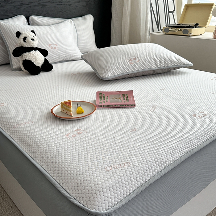 91家纺网 家纺一手货源 找家纺 2024 新款A类立体提花冰豆豆凉感抗菌凉席床笠款 熊猫粉紫