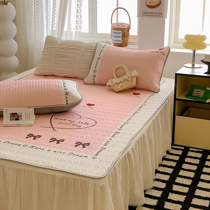 91家纺网 家纺一手货源 找家纺 顾里家纺 顾里家纺 2024新款凉感丝数码印花INS风大版凉席三件套 字母爱心