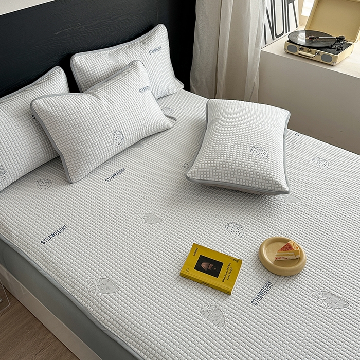 91家纺网 家纺一手货源 找家纺 2024 新款A类立体提花冰豆豆凉感抗菌凉席床笠款 小草莓蓝灰