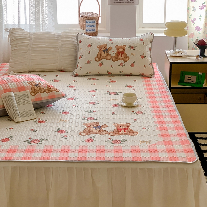 91家纺网 家纺一手货源 找家纺 顾里家纺 顾里家纺 2024新款凉感丝数码印花INS风大版凉席三件套 格子花熊