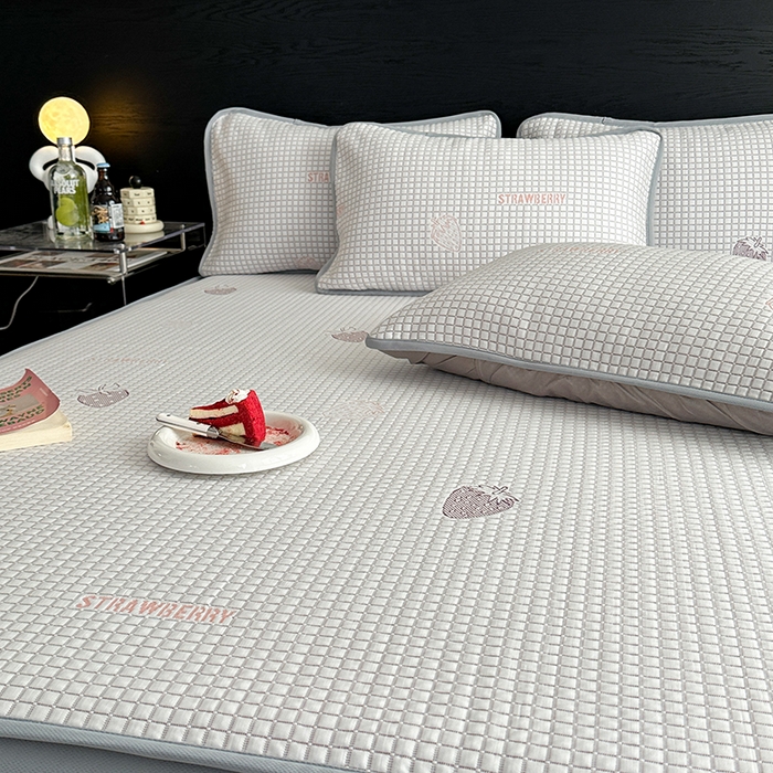 91家纺网 家纺一手货源 找家纺 2024 新款A类立体提花冰豆豆凉感抗菌凉席床笠款 小草莓粉紫