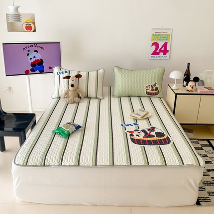 91家纺网 家纺一手货源 找家纺 顾里家纺 顾里家纺 2024新款凉感丝数码印花INS风大版凉席三件套 绿条小熊