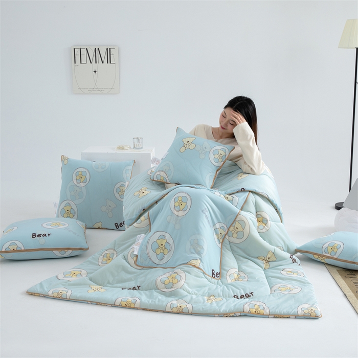 91家纺网 家纺一手货源 找家纺 照世 2025新款凉感丝印花抱枕被 可爱熊