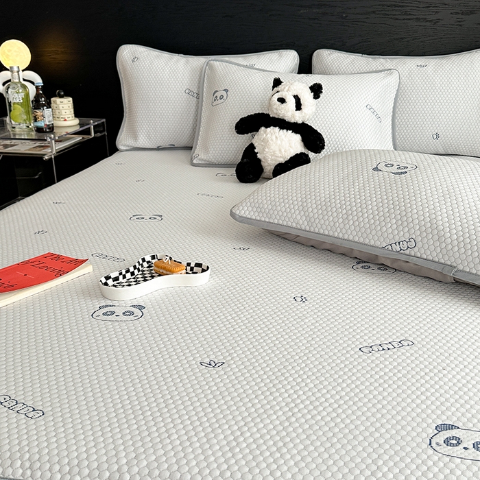 91家纺网 家纺一手货源 找家纺 2024 新款A类立体提花冰豆豆凉感抗菌凉席床笠款 熊猫蓝灰