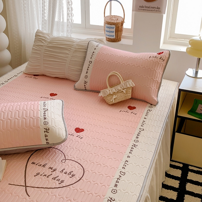 91家纺网 家纺一手货源 找家纺 顾里家纺 顾里家纺 2024新款凉感丝数码印花INS风大版凉席三件套 字母爱心